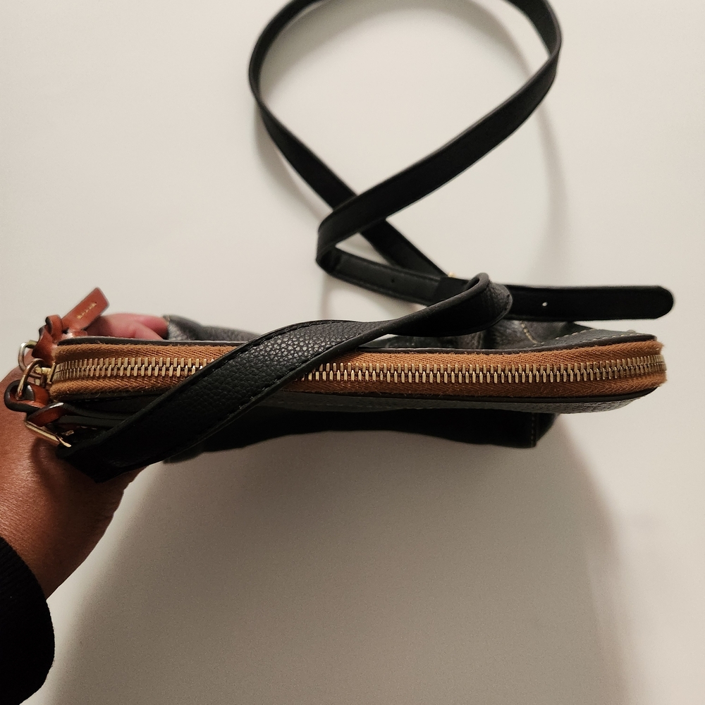 Dooney & Bourke Black Pebbled Leather Crossbody Bag - Picture 3 of 7